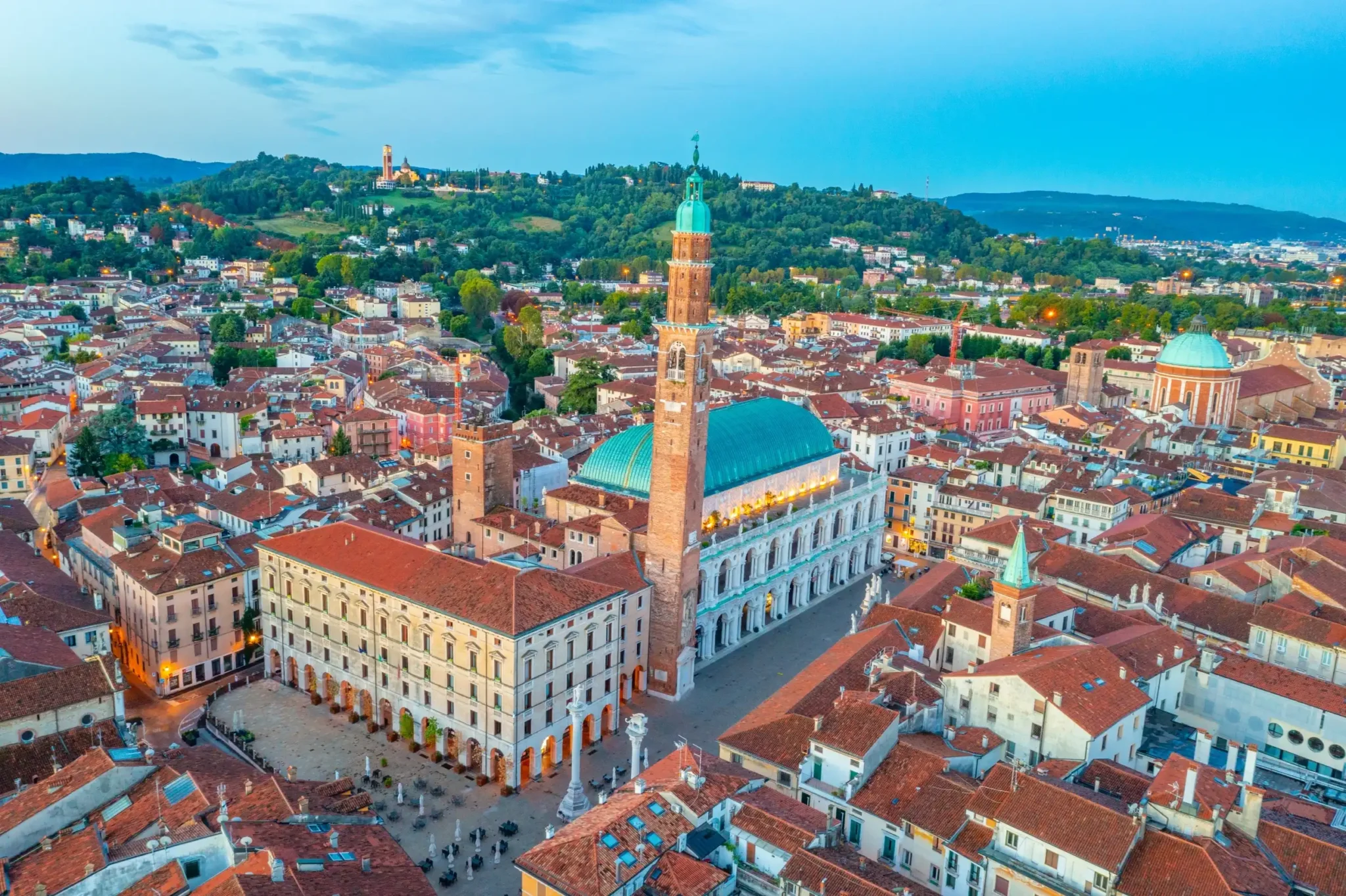 Veduta aerea di Vicenza con la Basilica Palladiana al centro.