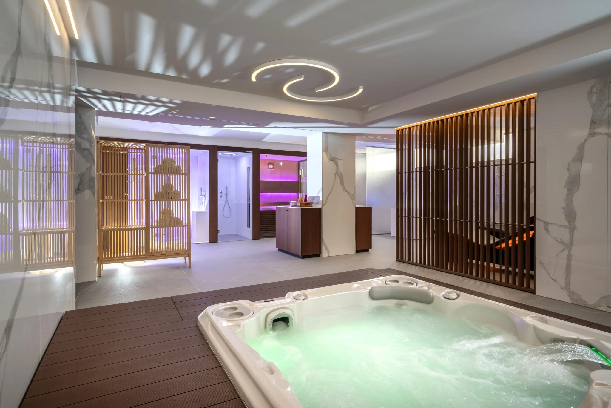 Spa moderna con vasca idromassaggio e illuminazione soffusa.