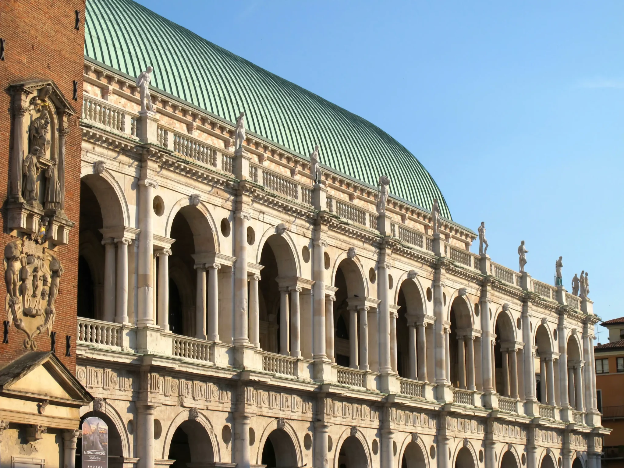 Palazzo della Ragione a Vicenza con arcate e statue.